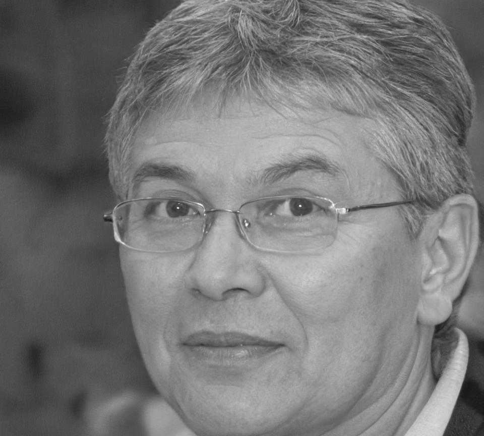 Viktor Lundqvist reviewing traffic performance data